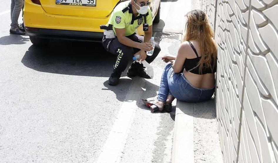 Taksimde sinir krizi geçiren turist, bindiği taksiyi yumruklayıp tekme attı