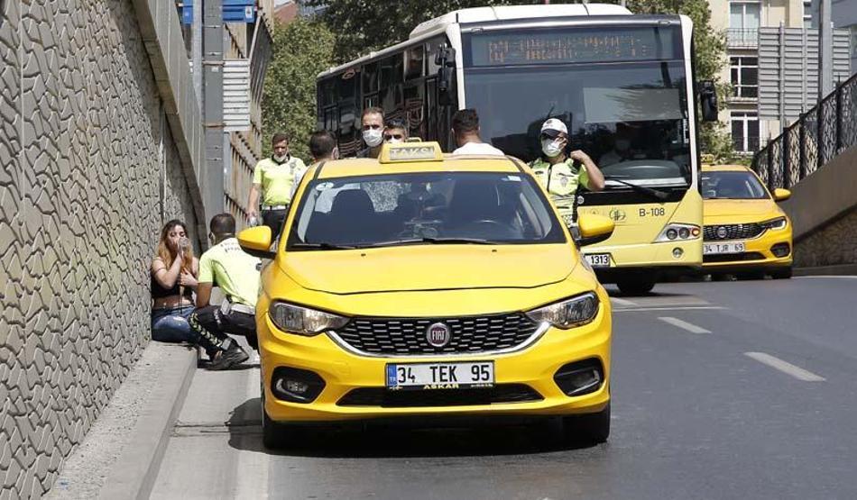 Taksimde sinir krizi geçiren turist, bindiği taksiyi yumruklayıp tekme attı
