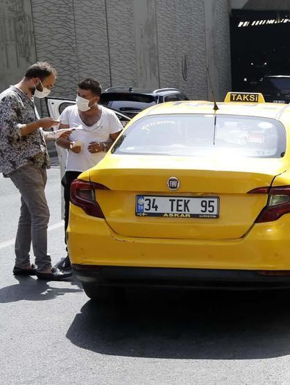 Taksimde sinir krizi geçiren turist, bindiği taksiyi yumruklayıp tekme attı