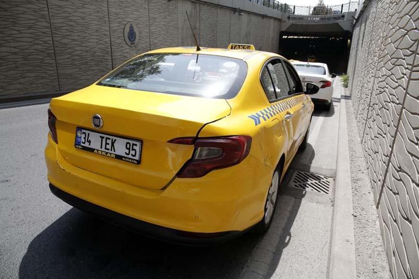 Taksimde sinir krizi geçiren turist, bindiği taksiyi yumruklayıp tekme attı