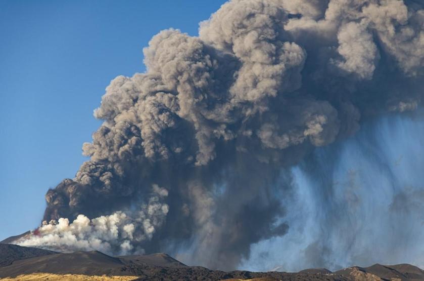 İtalyadaki Etna Yanardağı yeniden lav ve kül püskürttü
