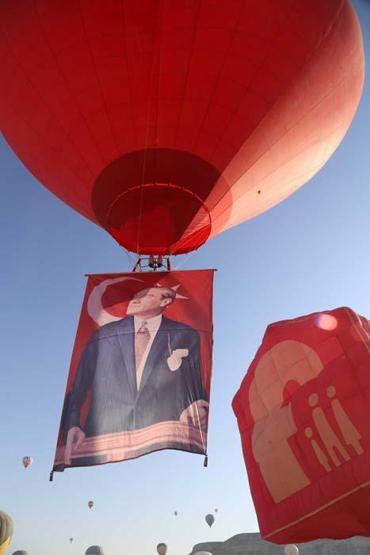 Kapadokyada sıcak hava balonları Atatürk posteri ve bayrakla havalandı