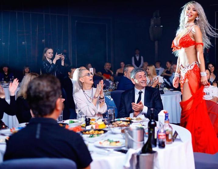 Kardeşini kaybeden Alişanın sahnede duygusal anları