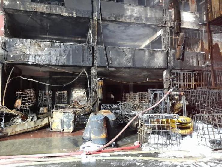 İkitelli Çevre Sanayi Sitesinde çıkan yangın 8 saat sonra söndürüldü