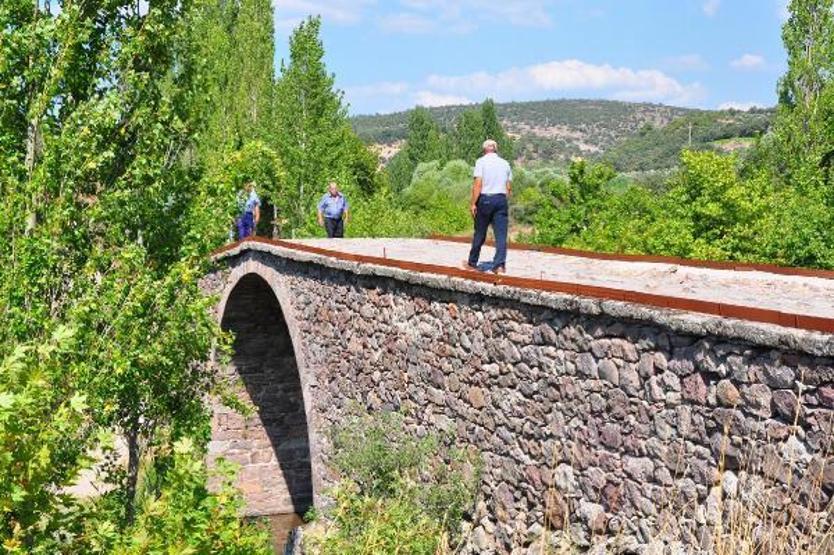 Define hayaliyle taş köprüyü tahrip ettiler