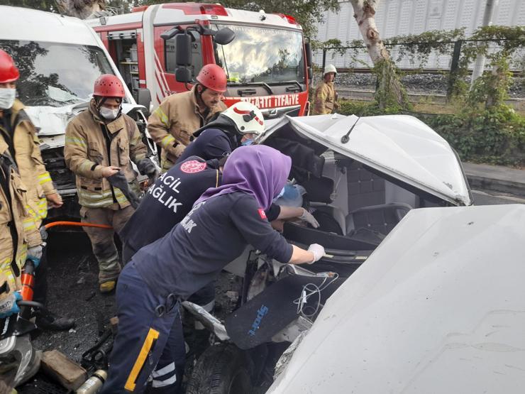 İstanbul Bakırköyde feci kaza: Ortalık savaş alanına döndü