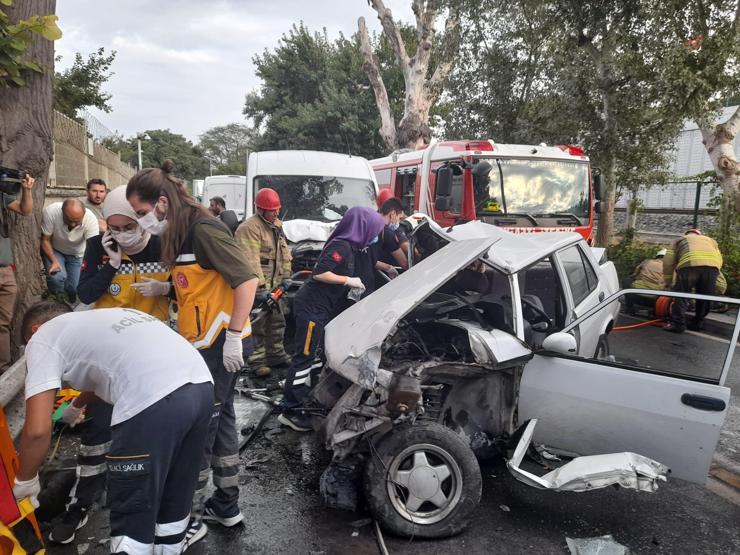 İstanbul Bakırköyde feci kaza: Ortalık savaş alanına döndü
