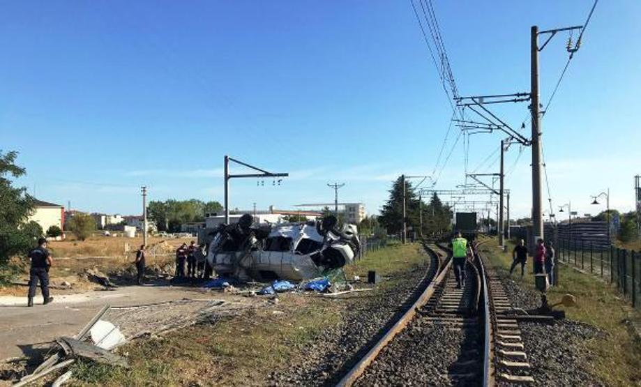 Son dakika... Tekirdağda tren minibüse çarptı: 6 ölü