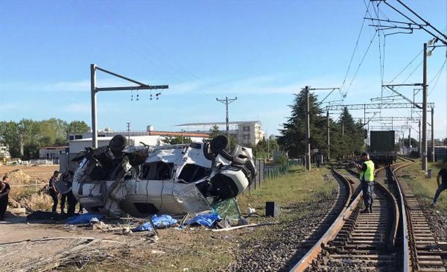 Son dakika... Tekirdağda tren minibüse çarptı: 6 ölü