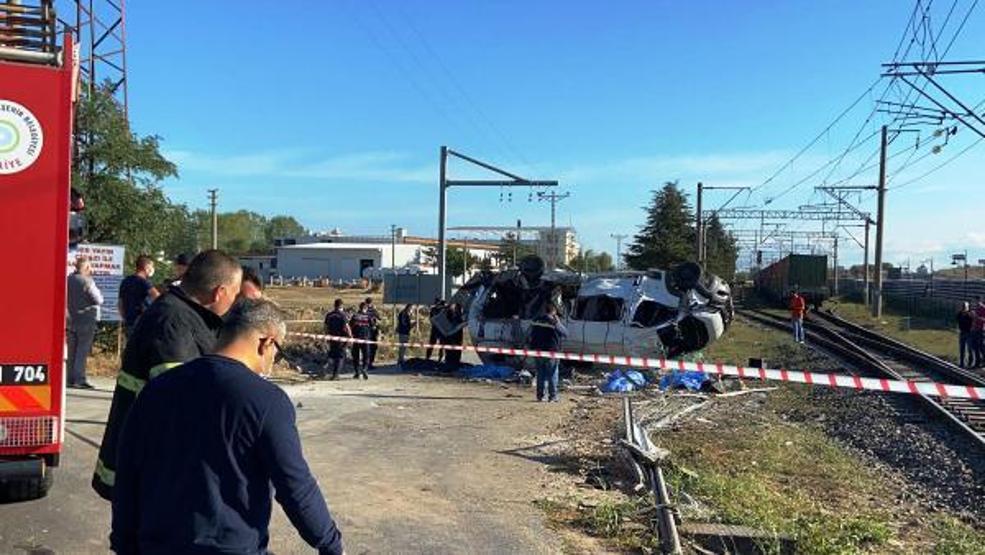 Son dakika... Tekirdağda tren minibüse çarptı: 6 ölü