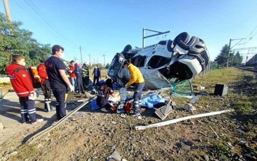 Son dakika... Tekirdağda tren minibüse çarptı: 6 ölü