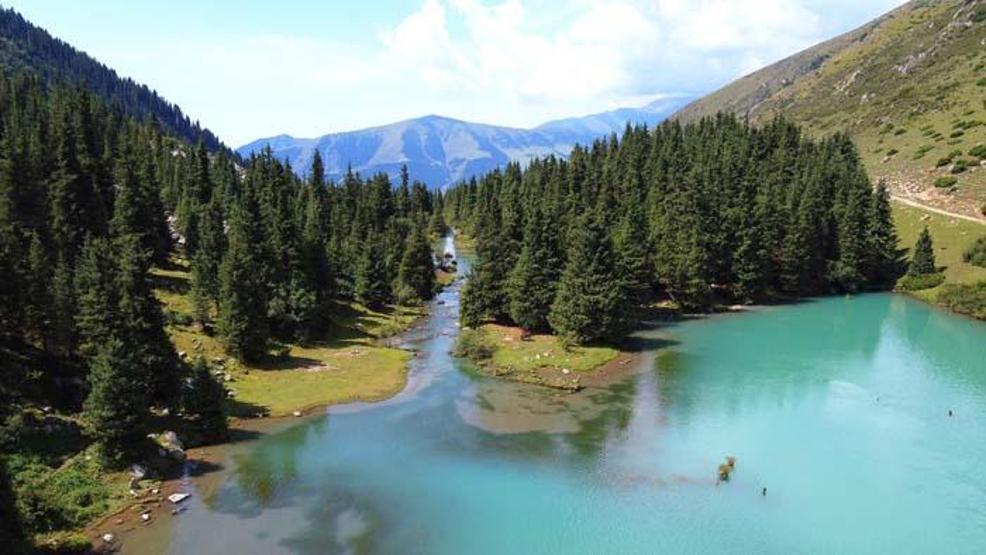 Kırgızistanın Issık Göl bölgesindeki doğa harikası yaylalar Göl, nehirler, şelale ve dev kayalar...