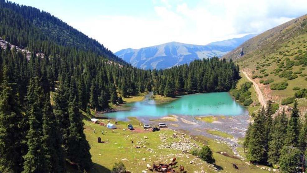 Kırgızistanın Issık Göl bölgesindeki doğa harikası yaylalar Göl, nehirler, şelale ve dev kayalar...