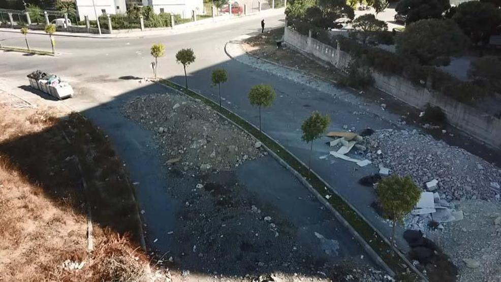 Sitelerin önüne kamyonlarca hafriyat döküp kaçtılar