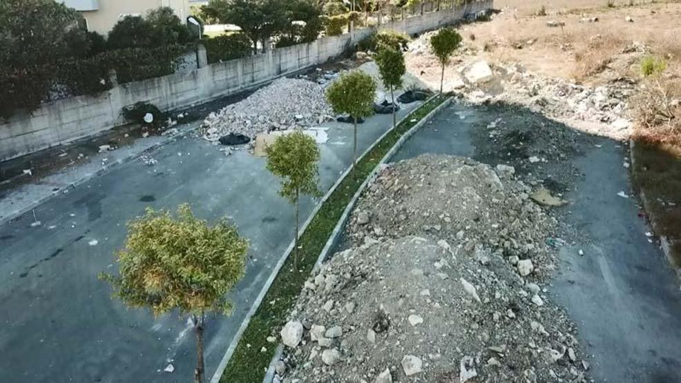 Sitelerin önüne kamyonlarca hafriyat döküp kaçtılar