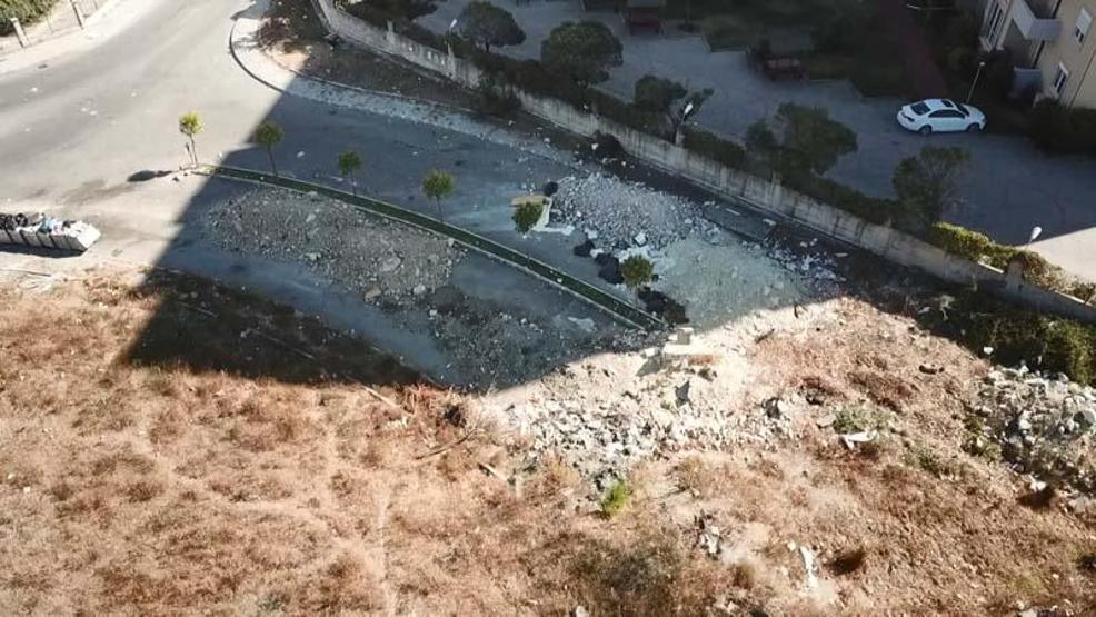 Sitelerin önüne kamyonlarca hafriyat döküp kaçtılar