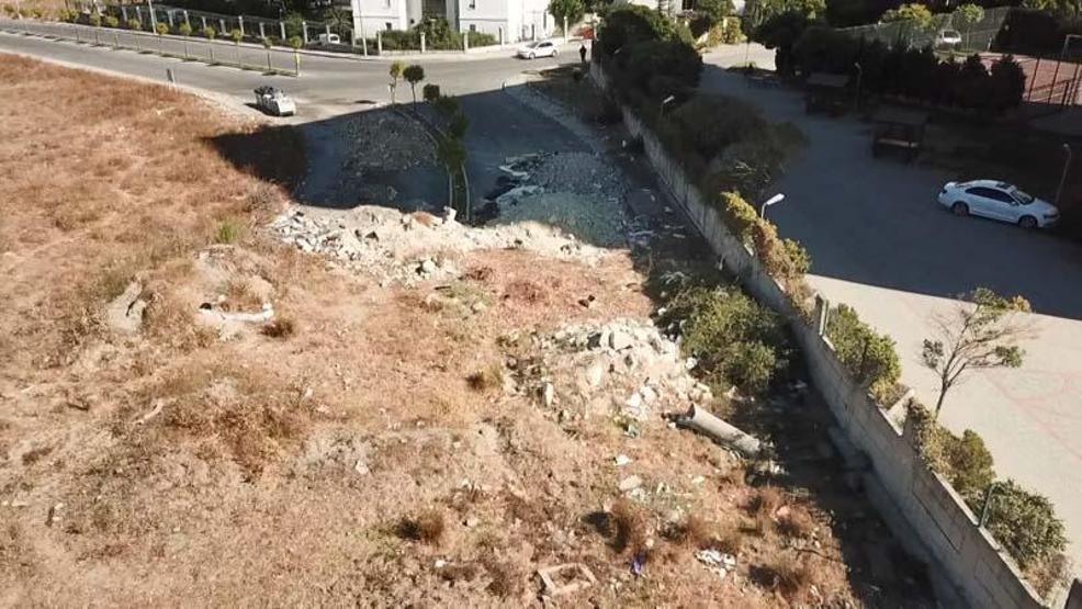 Sitelerin önüne kamyonlarca hafriyat döküp kaçtılar