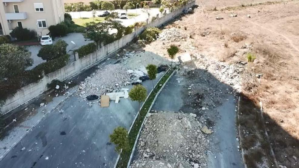 Sitelerin önüne kamyonlarca hafriyat döküp kaçtılar