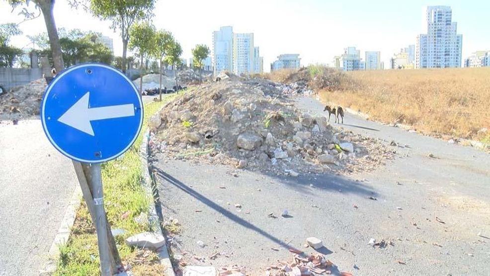Sitelerin önüne kamyonlarca hafriyat döküp kaçtılar