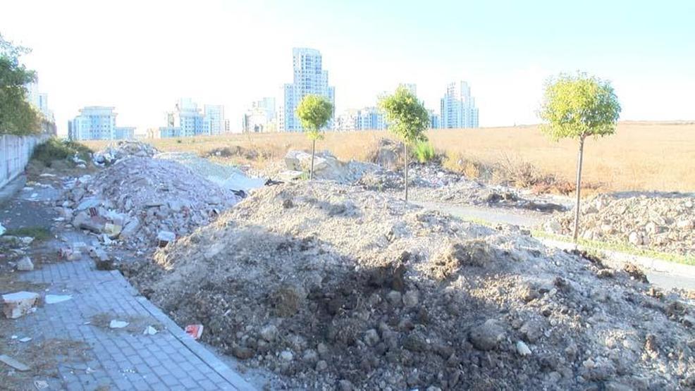 Sitelerin önüne kamyonlarca hafriyat döküp kaçtılar