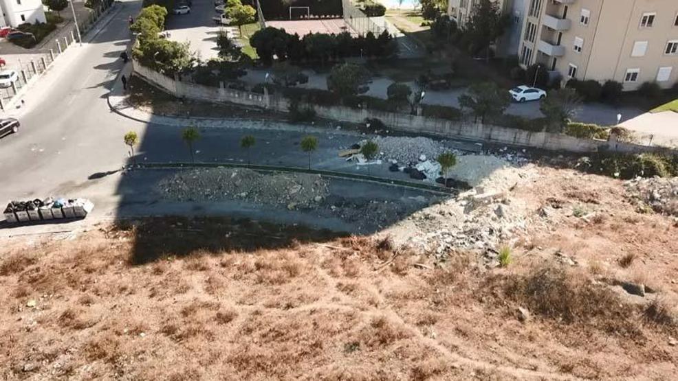 Sitelerin önüne kamyonlarca hafriyat döküp kaçtılar
