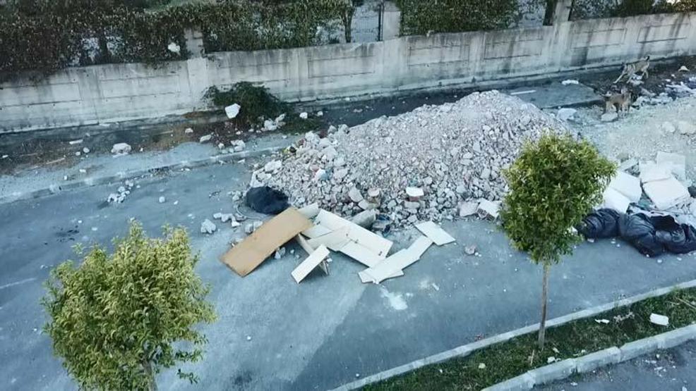 Sitelerin önüne kamyonlarca hafriyat döküp kaçtılar