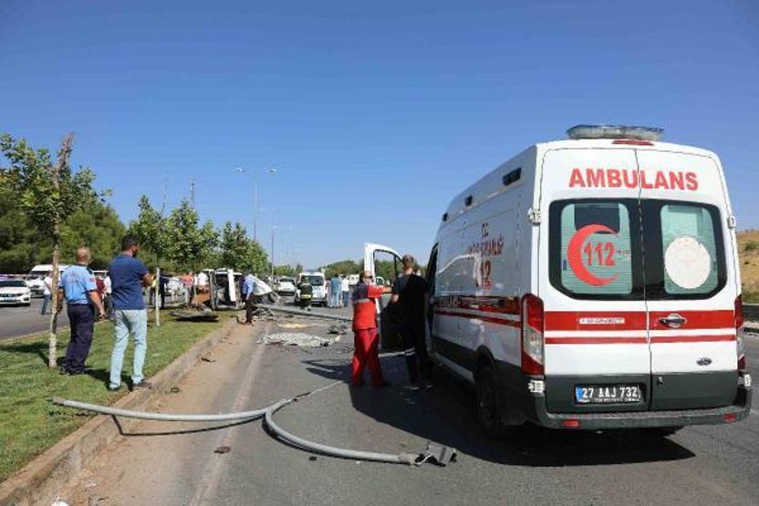 Gaziantepte direğe çarpan otomobil ikiye ayrıldı: 2 ölü, 2 yaralı