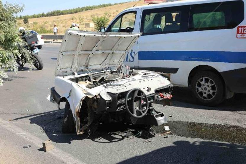 Gaziantepte direğe çarpan otomobil ikiye ayrıldı: 2 ölü, 2 yaralı