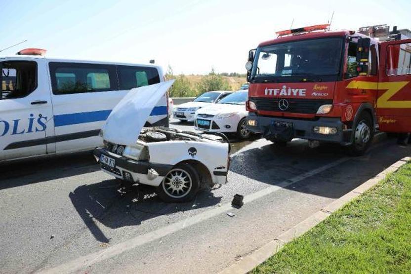 Gaziantepte direğe çarpan otomobil ikiye ayrıldı: 2 ölü, 2 yaralı