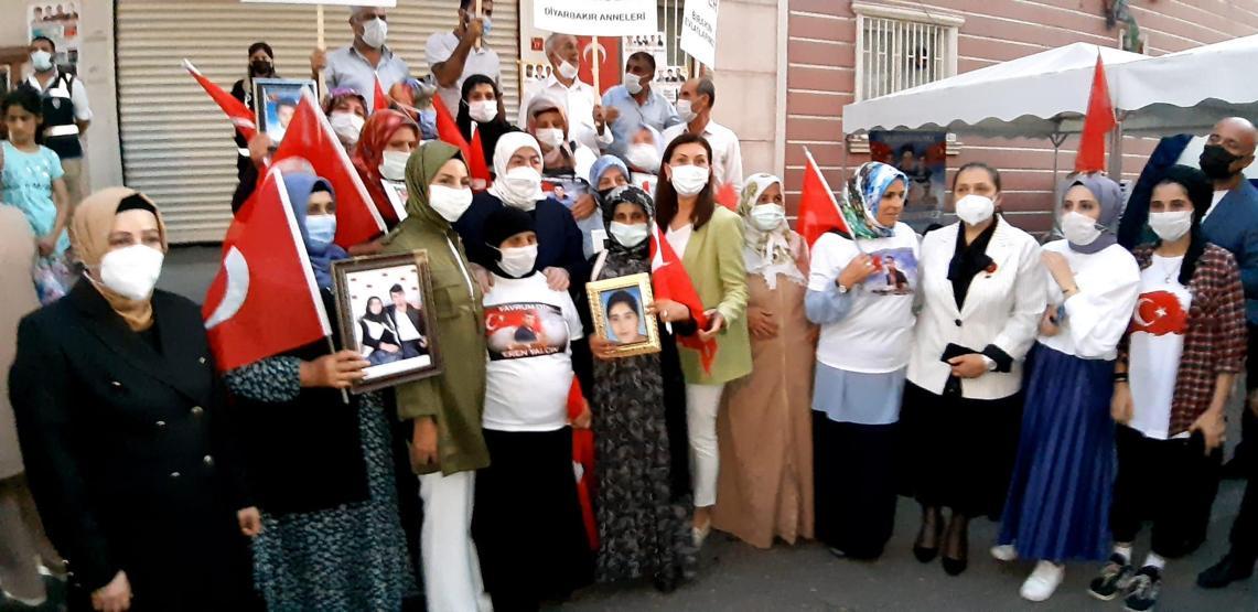 Binali Yıldırımın eşinden HDP il binası önündeki ailelere ziyaret