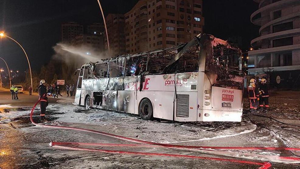 Ankara kaza haberleri.. Kaza yapan otobüs alev alev yandı