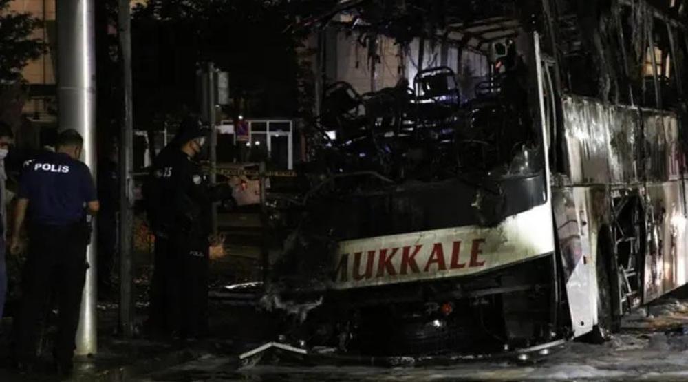 Ankara kaza haberleri.. Kaza yapan otobüs alev alev yandı