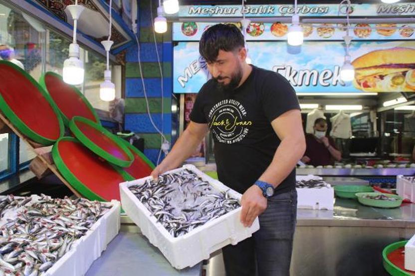 Rize’de kilo fiyatı 5 TL’ye düşen istavrit, kasayla satılıyor