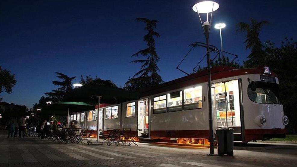 Nostaljik Tramvay Kafe müşterilerini zamanda yolculuğa çıkarıyor