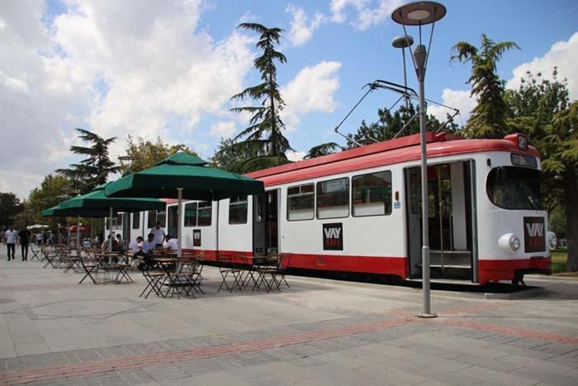 Nostaljik Tramvay Kafe müşterilerini zamanda yolculuğa çıkarıyor