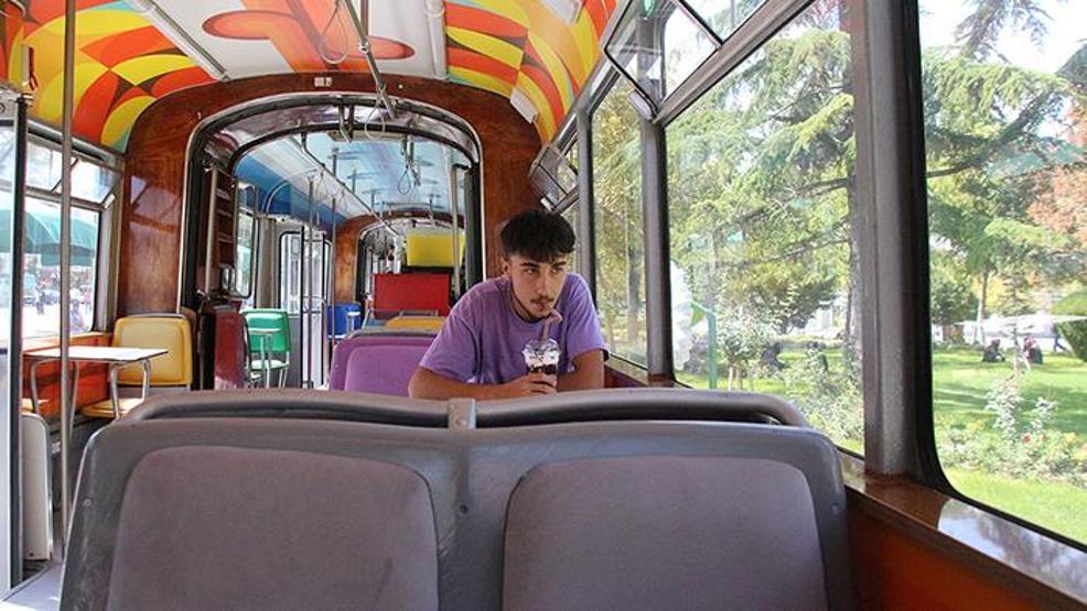 Nostaljik Tramvay Kafe müşterilerini zamanda yolculuğa çıkarıyor