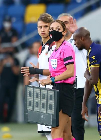 Evli çift Burak Pakkan ve Gamze Pakkan birlikte derbi yönetti