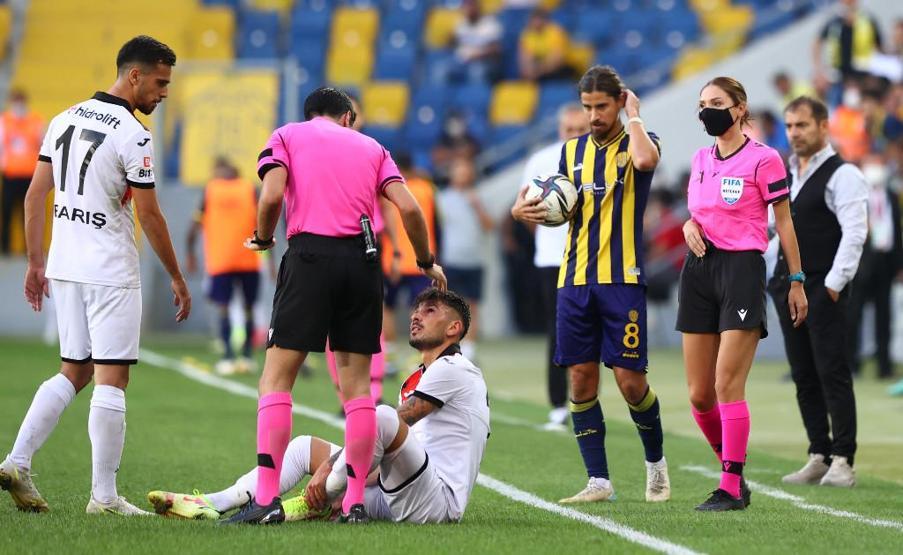 Evli çift Burak Pakkan ve Gamze Pakkan birlikte derbi yönetti