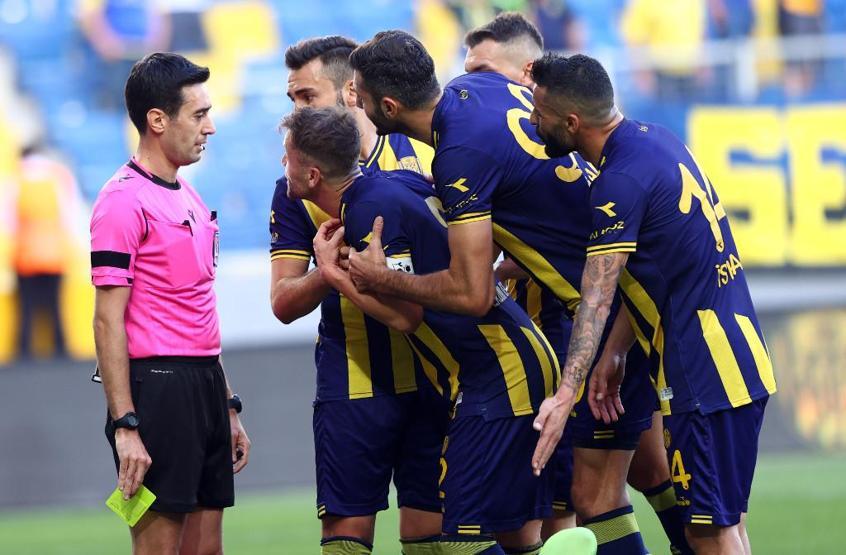 Evli çift Burak Pakkan ve Gamze Pakkan birlikte derbi yönetti