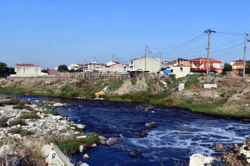 Çorlu Deresinden korkanlar göçüyor; yine simsiyah akıyor