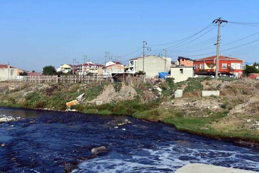 Çorlu Deresinden korkanlar göçüyor; yine simsiyah akıyor