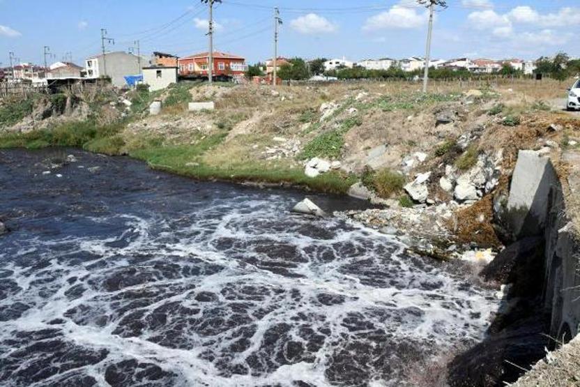 Çorlu Deresinden korkanlar göçüyor; yine simsiyah akıyor