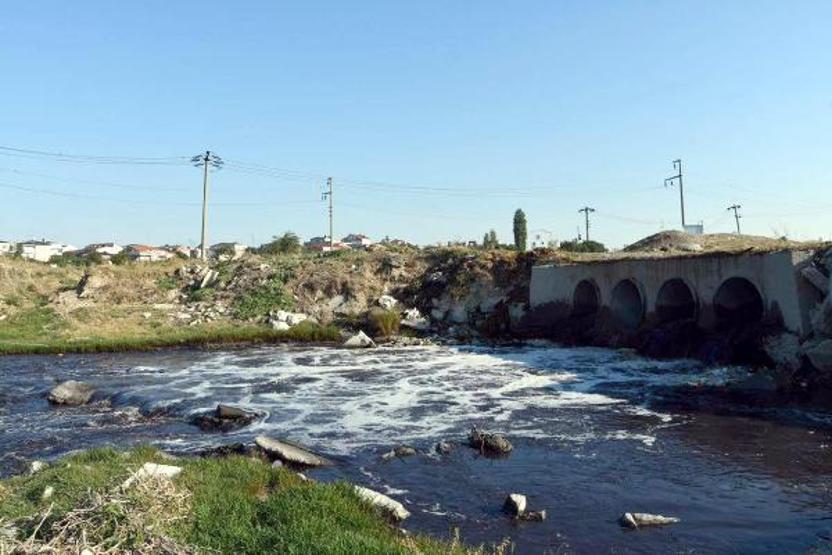 Çorlu Deresinden korkanlar göçüyor; yine simsiyah akıyor