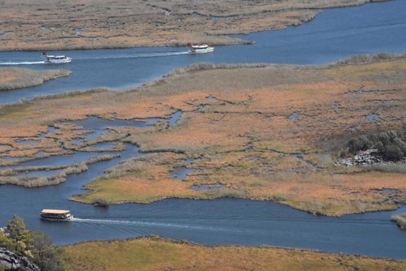 Turistlerin gözdesi: Labirent görünümlü Dalyan sazlıkları misafirlerini ağırlıyor