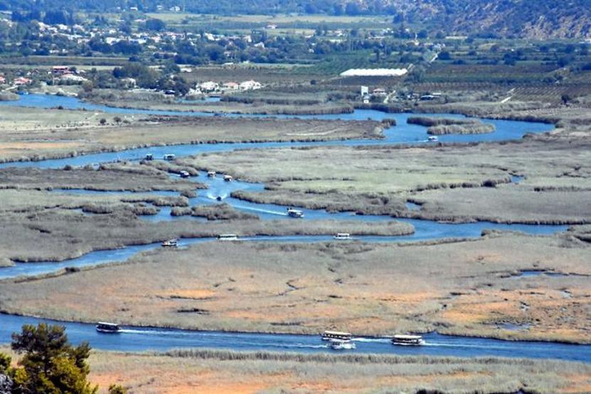 Turistlerin gözdesi: Labirent görünümlü Dalyan sazlıkları misafirlerini ağırlıyor