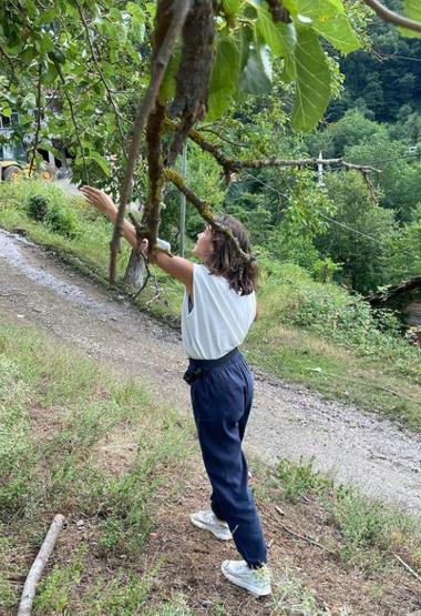 Hafsanur Sancaktutan, köy düğününe katıldı