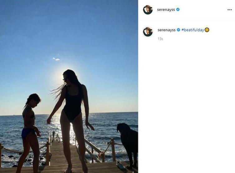 Serenay Sarıkaya, otomobilin içinde çekilen bir pozunu paylaştı