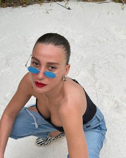 Serenay Sarıkaya, otomobilin içinde çekilen bir pozunu paylaştı