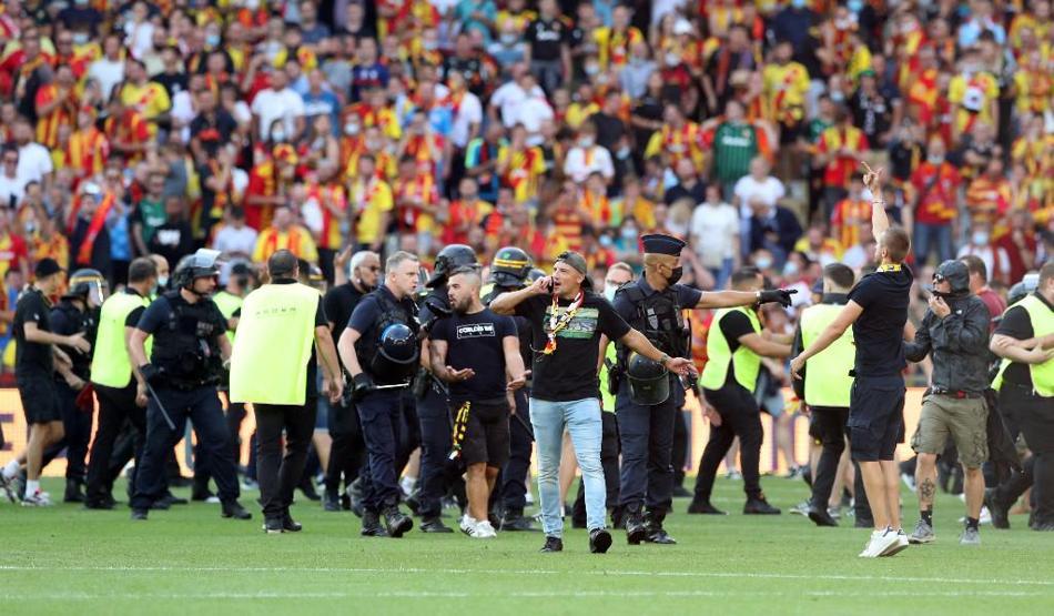 Son dakika... Lens-Lille maçında ortalık savaş alanına döndü