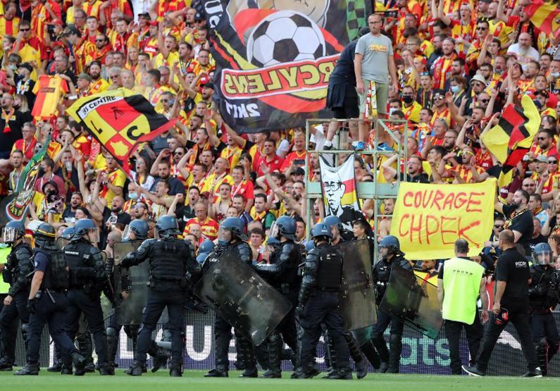 Son dakika... Lens-Lille maçında ortalık savaş alanına döndü